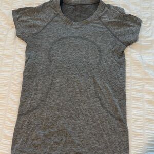 lululemon athletica Heather Gray Short Sleeve Tee
